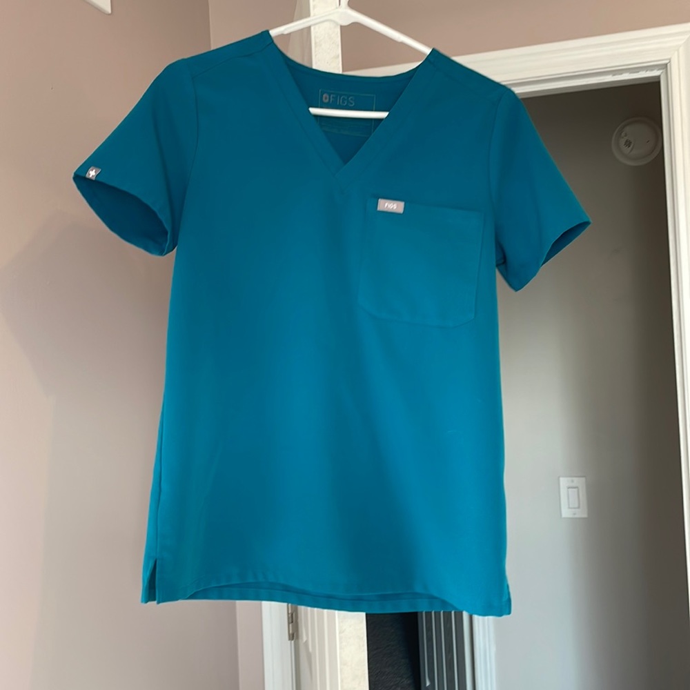 Figs pacific blue Catarina top